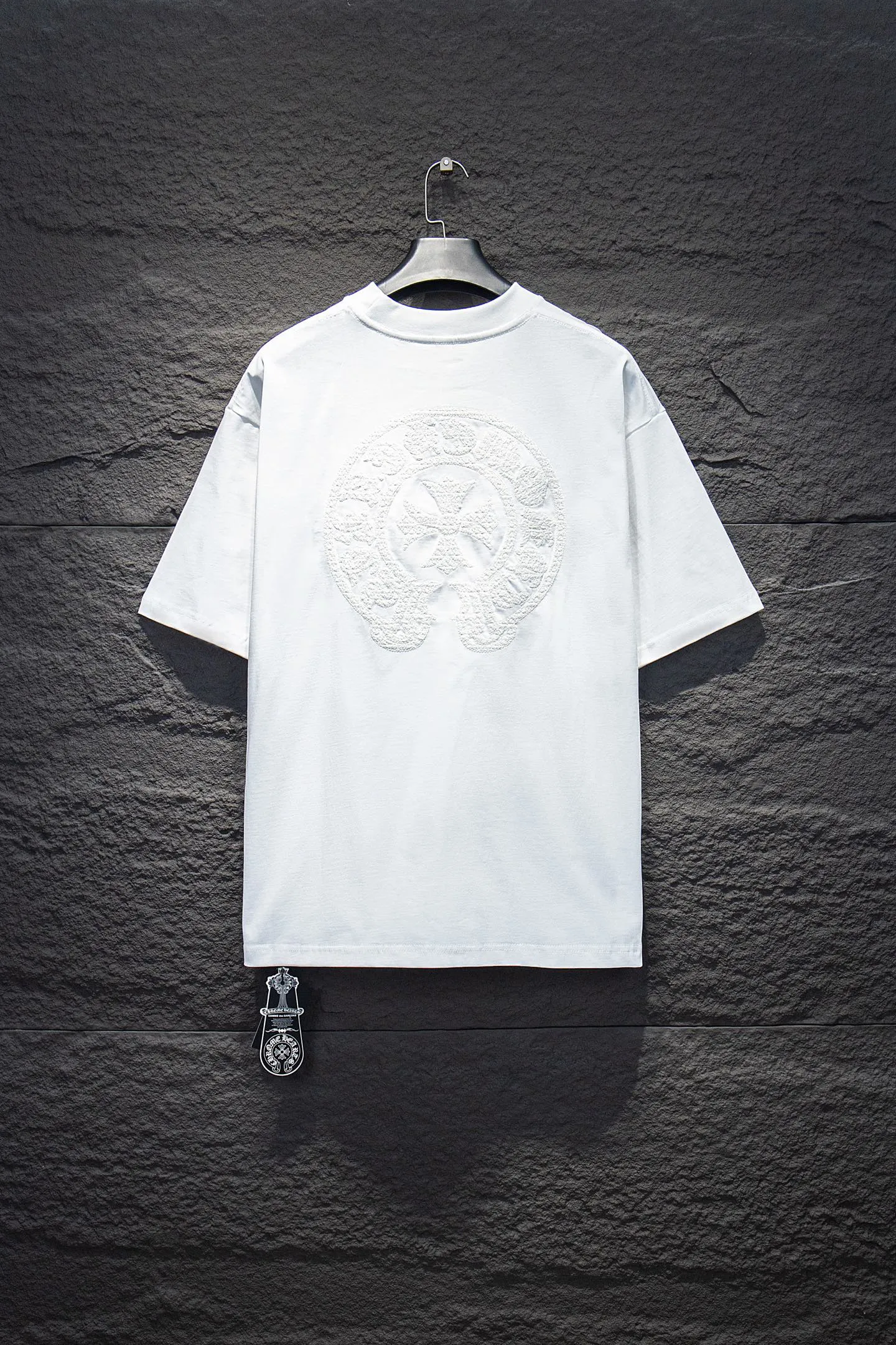 P180 Chrome hearts 25FW This year's popular Chrome heart style is so 🉑️. The imported leather label on the front chest is made of ZP material. 1:1 restoration makes it easy to touch. It has great resistance and is very smooth to the touch, which is different from the market. The letters are machine embroidered with leather material after adjusting according to the original details. The thickness is moderate. The #embroidery on the front uses imported Tajima high-density heavy embroidery technology. The font is three-dimensional and full. The special imported machine embroidery on the back uses manual craftsmanship and the cost is extremely high. Made of 32-count double yarn and 260-gram weight fabric, it is super comfortable. It is very comfortable and soft to wear in spring and summer. You will not feel stuffy. It is very comfortable to wear and absorbs sweat, so it is more suitable to wear. It can be used as a base in spring and can be worn casually on the street. The color is eye-catching 👍 The simple version is full of fashion and very comfortable to wear. It is well-designed and refuses to be monotonous and vulgar. It does not make ordinary styles. Modern elements and design sense come to the face, giving the piece of clothing a unique fashion color~ Color: White Black Size Chart: S M L XL